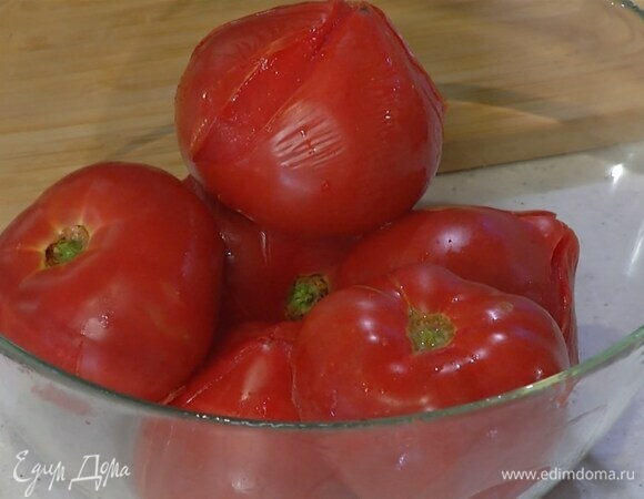 Помидоры очистить от кожицы, разрезать и удалить лишний сок с семенами.