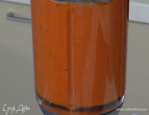 Все подготовленные овощи выложить в чашу блендера, посолить и взбить в однородную, гладкую массу, затем отправить суп в холодильник.