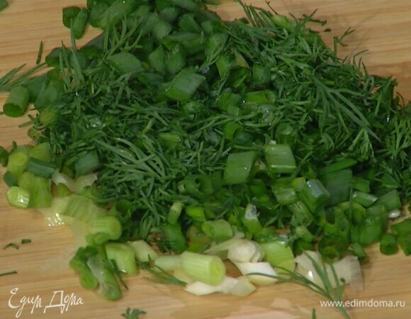 Зеленый лук тонко порезать наискосок, укроп мелко порубить.