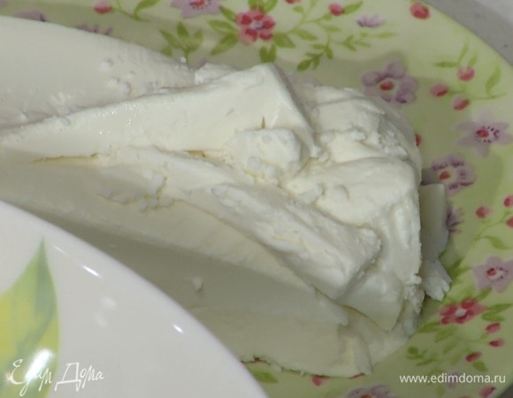 Фету нарезать маленькими кубиками.