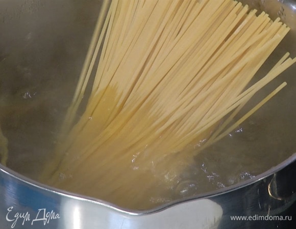 Макароны отваривать в кипящей подсоленной воде на пару минут меньше, чем указано на упаковке.