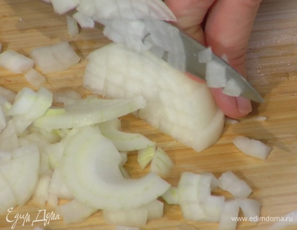 Лук почистить и мелко порубить.