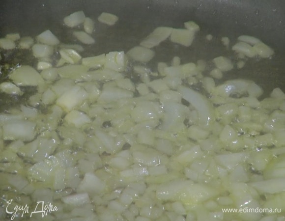 Чеснок почистить, порубить, добавить к луку и довести до прозрачности.
