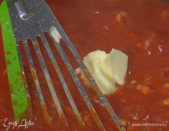 Фарш добавить к луку с чесноком, посолить, всыпать паприку, чили и все обжарить, добавить протертые помидоры, соус песто и, помешивая, еще немного прогреть, затем добавить сливочное масло и перемешать.