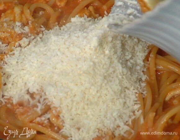 Пармезан натереть на мелкой терке, 2 ст. ложки всыпать в макароны, остальной подать к столу.