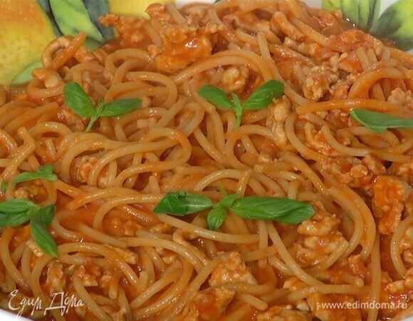 Переложить пасту на блюдо, украсить листьями базилика и сбрызнуть оставшимся оливковым маслом.