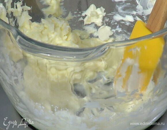 В чашу комбайна поместить предварительно размягченное сливочное масло, 50 г сахарной пудры, соль и вымешать венчиком на невысокой скорости, затем добавить творожный сыр и вымешать все в однородную массу.