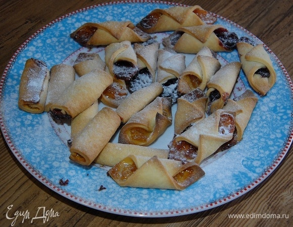 Готовое печенье посыпать оставшейся сахарной пудрой.