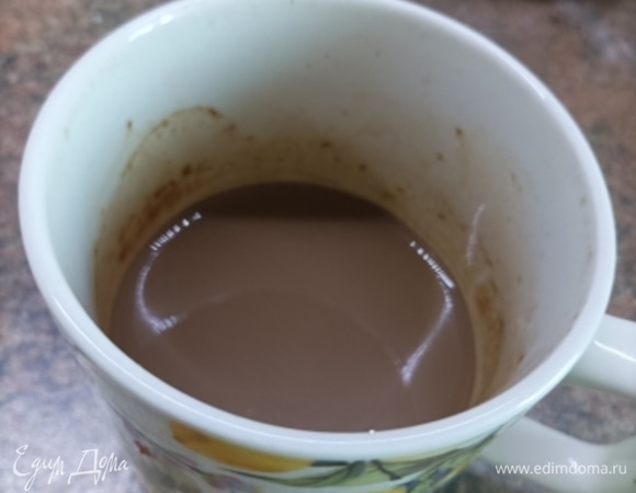 Растворимый кофе смешать с горячим молоком и оставить остывать. Приготовить разъемную форму диаметром 23 см и включить духовку для разогрева на 170–180°С.