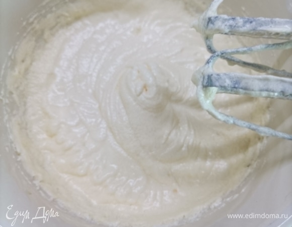 Мягкое сливочное масло с сахаром взбивать миксером 5–7 минут. Продолжая взбивать, ввести по одному яйца.