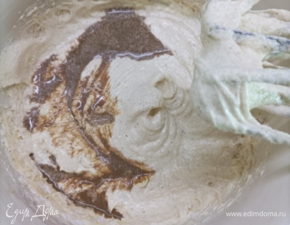 К масляно-яичной массе порциями по очереди добавить смесь сухих ингредиентов (муку с пряностями, разрыхлителем и солью) и кофе с молоком. Тесто вылить в форму и выпекать 40–45 минут.