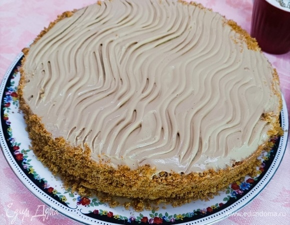 Готовый пирог посыпать сахарной пудрой или смазать кремом.