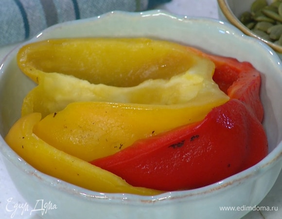 Сладкий перец разрезать вдоль пополам, удалить семена и плодоножку.