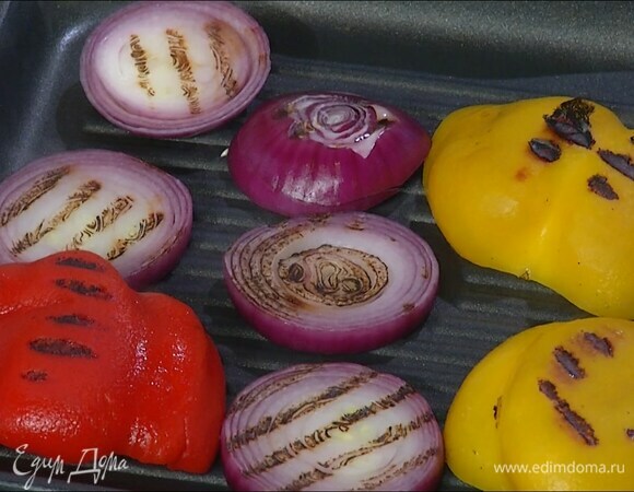 Выложить сладкий перец и лук на разогретую сковороду-гриль и обжаривать до появления румяных полосок, затем снять все со сковороды и нарезать кубиками.