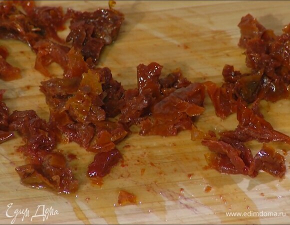 Вяленые помидоры порезать кусочками.