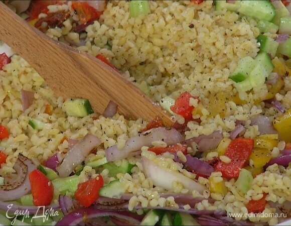 Готовый булгур выложить в глубокую миску, добавить все овощи, посолить, поперчить, полить оливковым маслом, уксусом и перемешать.