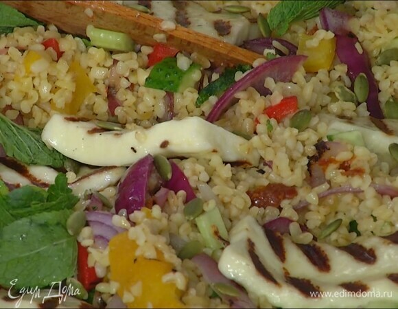 Мяту крупно порвать и посыпать салат, сверху разложить обжаренный сыр и посыпать все тыквенными семечками.