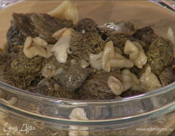 Сморчки разморозить и отваривать 20 минут, затем удалить у грибов ножки.