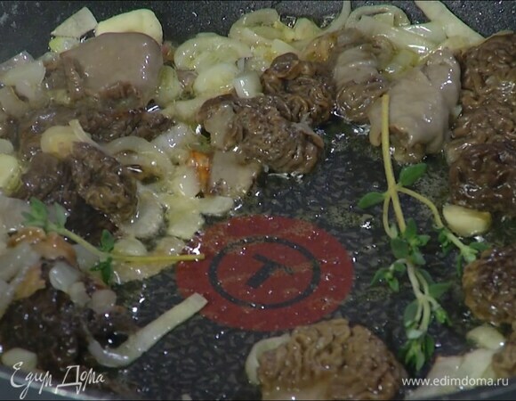 Добавить к грибам веточку тимьяна, влить вино и дать алкоголю выпариться, затем влить сливки и, помешивая, все прогреть.