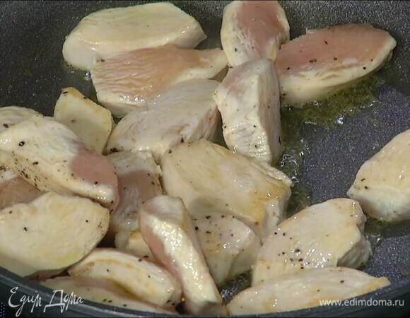 Куриные медальоны посолить, поперчить и, разогрев в отдельной сковороде оставшееся оливковое масло, обжарить со всех сторон до появления золотистой корочки.