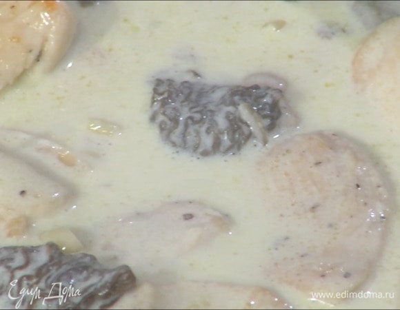 Обжаренную курицу переложить в сковороду с грибами и на маленьком огне дать мясу пропитаться всеми ароматами.