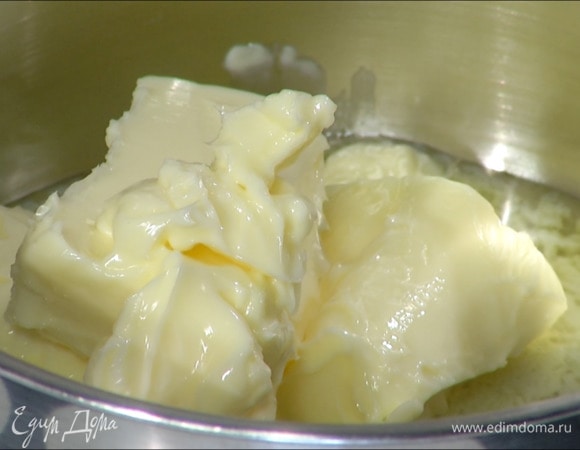 Сливочное масло растапливать на маленьком огне до карамельного оттенка, примерно 10–12 минут.