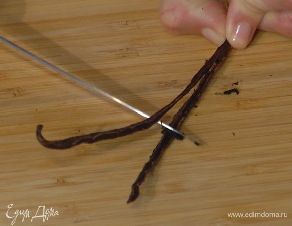 Стручок ванили разрезать вдоль пополам, кончиком ножа срезать зерна и отправить к белкам.