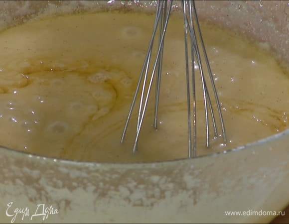 Всю муку просеять через сито, всыпать сахарную пудру и соль, перемешать, затем влить белки с ванилью, еще раз перемешать и взбить блендером с насадкой-венчиком на маленькой скорости, затем, продолжая взбивать, влить растопленное сливочное масло.