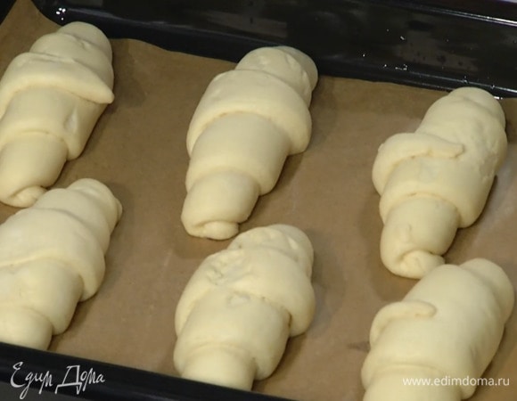 Замороженные круассаны разморозить и испечь в разогретой духовке согласно инструкции на упаковке.