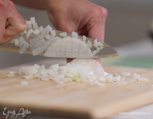 Лук почистить, нарезать маленькими кубиками, выложить в сковороду с разогретым оливковым и сливочным маслом и обжарить.