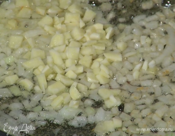 Чеснок почистить, мелко порубить и добавить к луку.