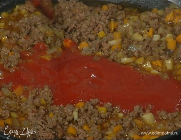 Фарш выложить в сковороду с овощами, добавить пассату и, перемешивая лопаткой, все прогреть.