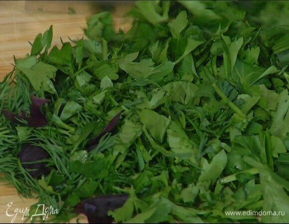 Всю зелень крупно порубить.