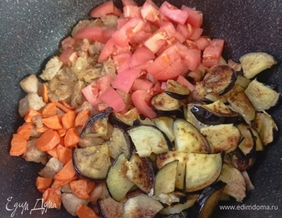 Баклажаны и морковь нарежьте крупно и обжарьте на сковороде по отдельности. Лук нарежьте полукольцами и тоже обжарьте. Помидоры очистите от кожицы и тоже нарежьте кубиками. Добавьте овощи в сотейник с мясом, влейте вино, посолите и поперчите. Тушите 1,5 ч, до мягкости мяса.