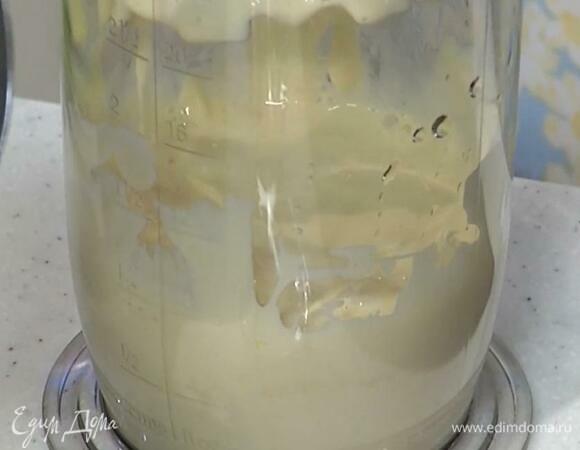 Приготовить майонез: к желткам добавить горчицу, влить все оливковое масло и уксус, выжать 1 ст. ложку лимонного сока, посолить и взбить погружным блендером.