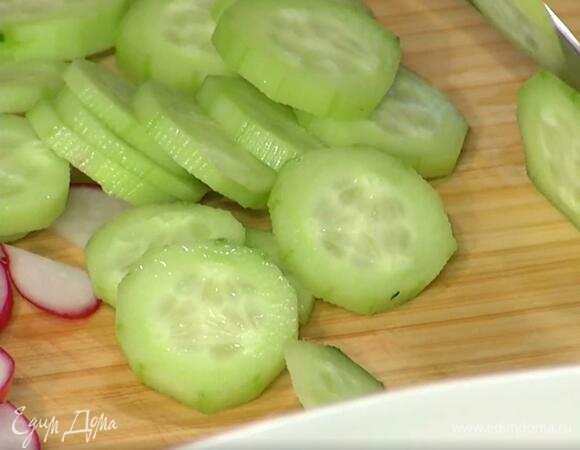 Огурец почистить и нарезать кружками.