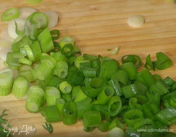 Зеленый лук тонко нарезать.