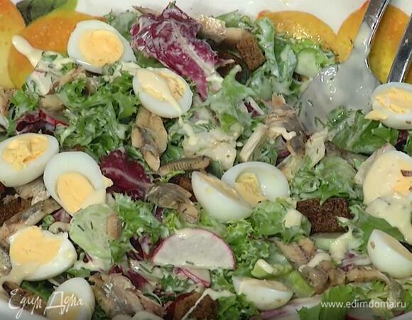 На салат выложить половинки яиц и слегка полить оставшимся майонезом.