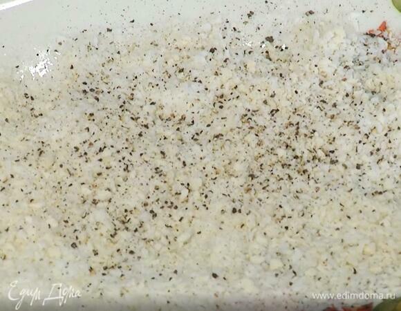 Кокосовую стружку перемешать с сухарями, посолить, поперчить.