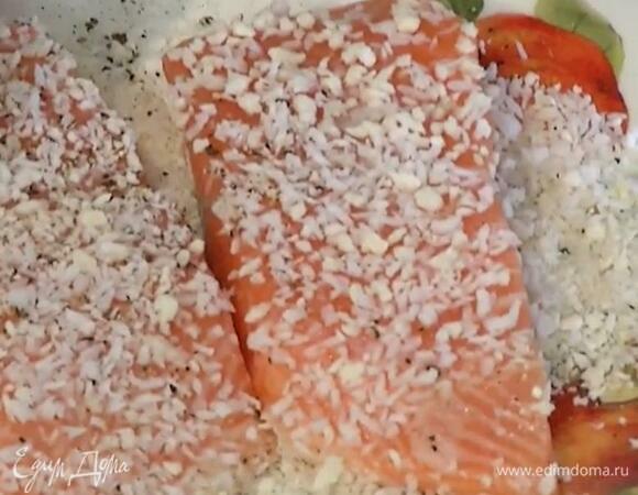 Семгу полить со всех сторон выжатым из лайма соком, затем обвалять в сухарях с кокосом.