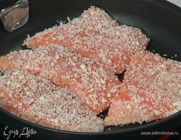 Разогреть в сковороде со съемной ручкой оливковое масло и обжаривать рыбу с обеих сторон до появления золотистой корочки.