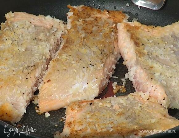 Отправить сковороду с семгой под разогретый гриль на 4–5 минут.