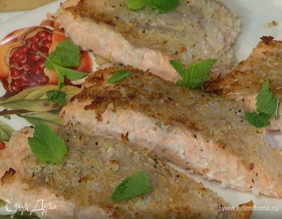 Готовую рыбу украсить листьями мяты.