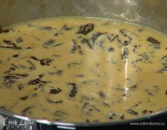 Молоко влить в небольшую кастрюлю, всыпать чай, добавить 25 г сливочного масла, половинку стручка ванили без зерен и на маленьком огне довести до кипения, затем выключить огонь, накрыть крышкой и дать постоять 4–5 минут.