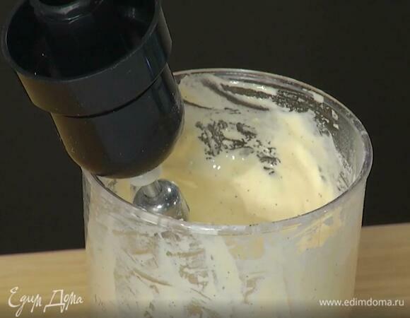 Яйцо и желток соединить с сахарной пудрой и зернами ванили, взбить блендером с насадкой-венчиком, затем всыпать муку и перемешать все венчиком.