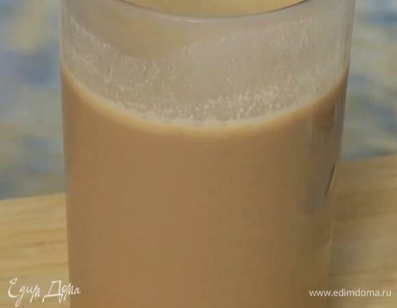 Молоко с чаем процедить через сито (должно получиться 250 мл), добавить в него яичную смесь и перемешать, затем отправить в холодильник на сутки.