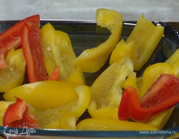 Сладкий перец, удалив сердцевину с семенами, разрезать вдоль на несколько частей.