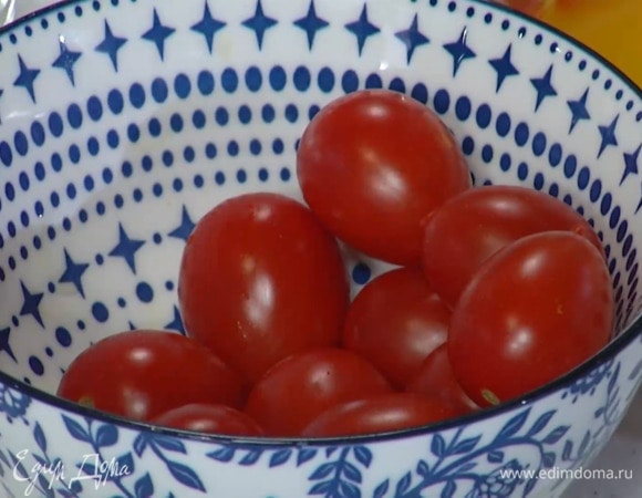 Помидоры разрезать пополам.