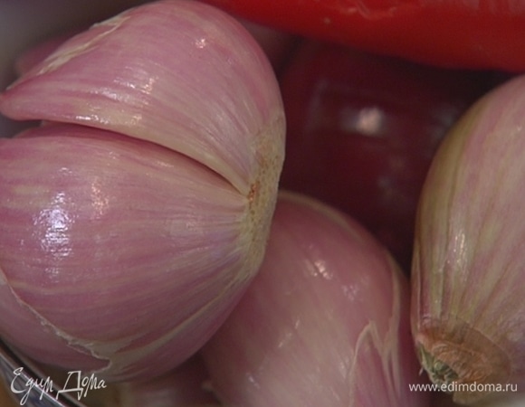 Шалот почистить и разрезать пополам.