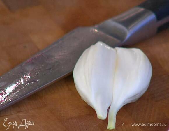 Чеснок почистить.